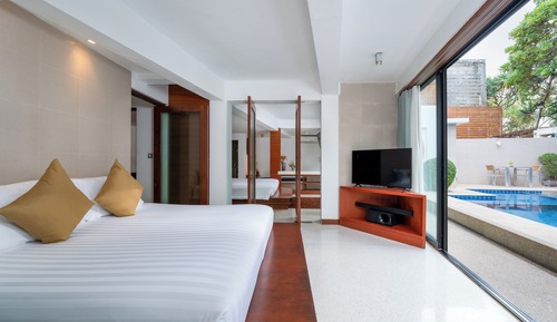 Habitación Deluxe, vistas a la piscina (Free Daily Minibar)