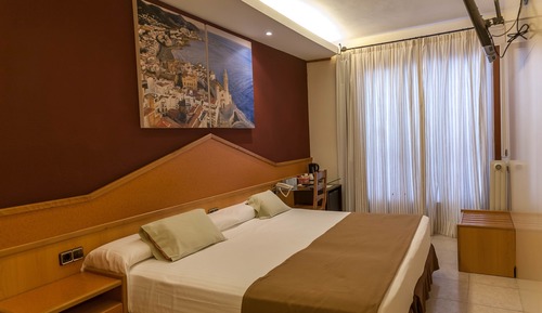 Habitación con 1 cama doble o 2 individuales, balcón