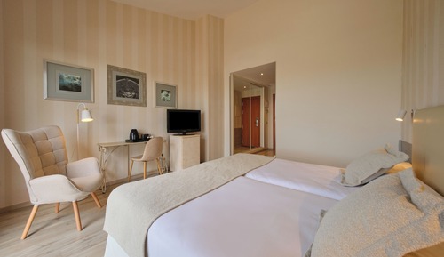 Habitación Confort con 1 cama doble o 2 individuales, balcón