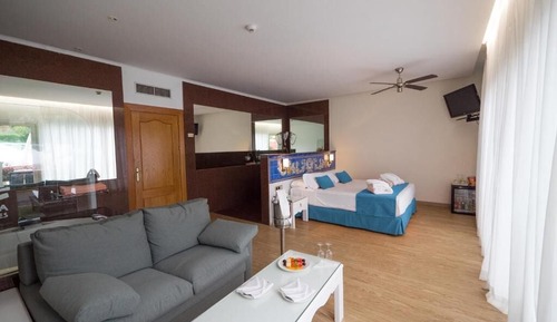 Suite junior (3 Adults + 1 Child)