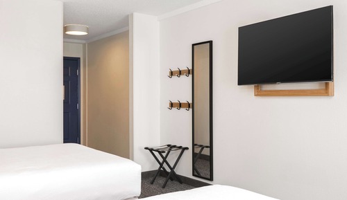 Habitación, 2 camas de matrimonio, accesible para personas con discapacidad (Mobility & Hearing)