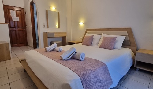 Habitación superior, vistas parciales al mar