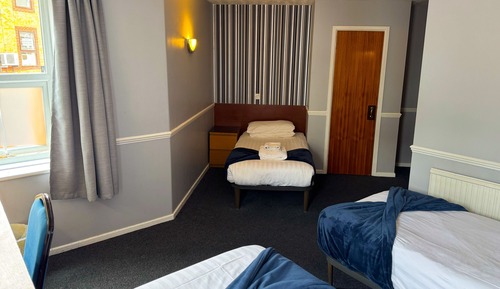 Habitación triple, baño privado (with shower over bath)