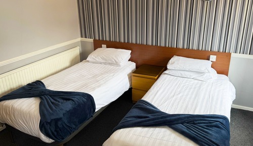 Habitación estándar con 2 camas individuales, baño privado (with shower over bath)