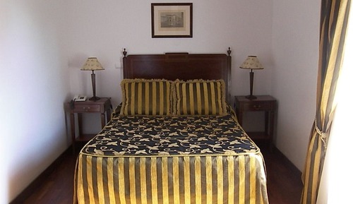 Habitación superior con 1 cama doble o 2 individuales, vistas al jardín