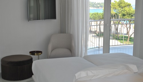 Habitación doble, balcón, vistas parciales al mar (on the lower floors)