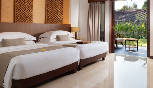 Classic Deluxe Room Twin Bed with Daily Cocktails