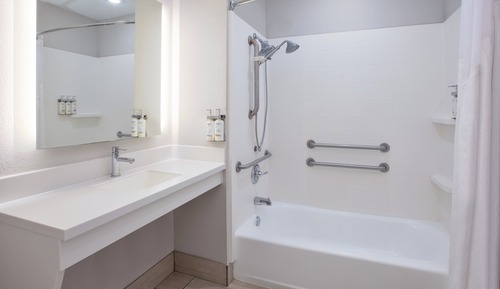 Suite, 2 camas de matrimonio, bañera accesible (Comms, Mobil, Access Tub)