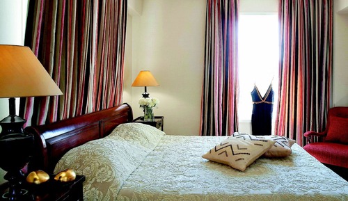 Habitación superior con 1 cama doble o 2 individuales, vistas al jardín