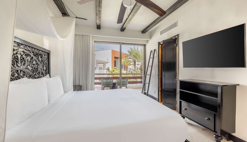 1 BEDROOM 1 KING DLX POOL VIEW SUITE BALCONY