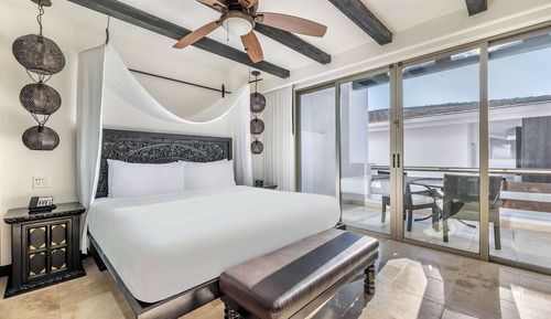 JUNIOR 1 KING SUITE POOL VIEW WITH BALCONY