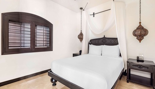 2 BEDROOM 1 KING 1 QN GARDEN VW SUITE BALCONY