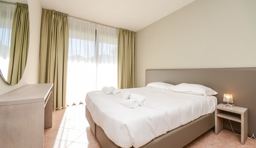 Estudio, vistas al jardín