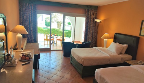 Habitación estándar con 1 cama doble o 2 individuales, vistas al jardín