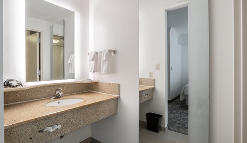 Suite, 1 cama de matrimonio grande con sofá cama (Mobility Accessible, Tub)