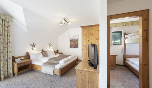 Habitación familiar, balcón, vistas a la montaña