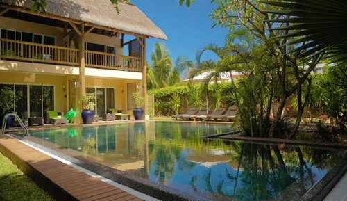 Habitación, vistas a la piscina