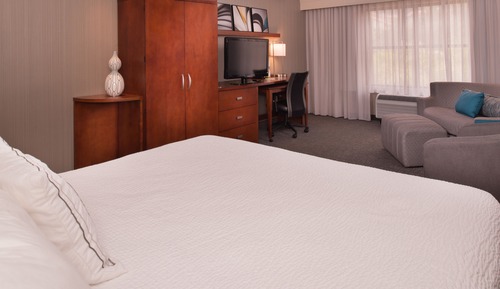 Habitación, 1 cama de matrimonio grande con sofá cama (Mobility/Hearing Access, Roll-in Shwr)