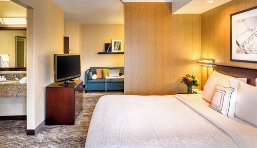 Suite, 1 cama de matrimonio grande con sofá cama (Mobility/Hearing Access, Roll-In Shwr)