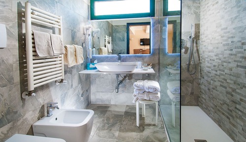 Habitación triple, balcón, vistas parciales al mar