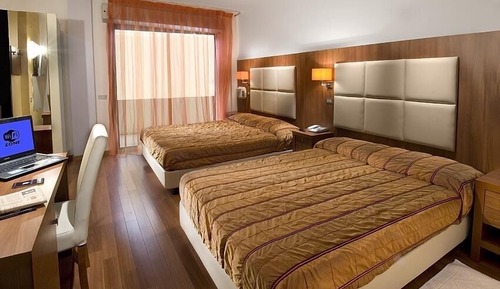 Habitación cuádruple familiar, balcón, vistas parciales al mar