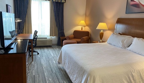 1 cama de matrimonio grande, accesible