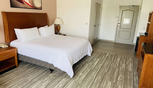 1 cama de matrimonio grande, en esquina