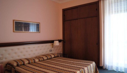 Habitación básica con 1 cama doble o 2 individuales