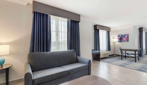 Suite, 1 cama de matrimonio grande, en esquina (Dining Table)