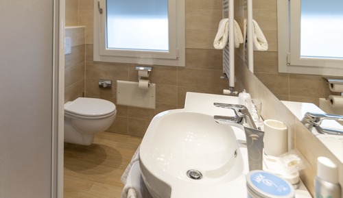 Habitación con 1 cama doble o 2 individuales, balcón