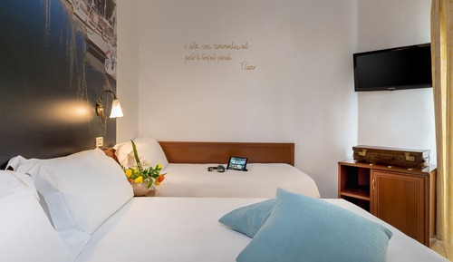 Habitación triple (Sunbeds and 1 umbrella included)