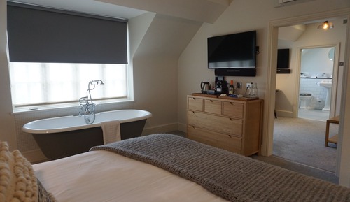 Suite, baño privado, en edificio anexo