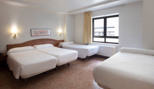 Habitación Cuádruple (3 adultos + 1 niño)