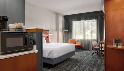 Habitación, 1 cama de matrimonio grande con sofá cama (Mobility/Hearing Access, Roll-In Shwr)