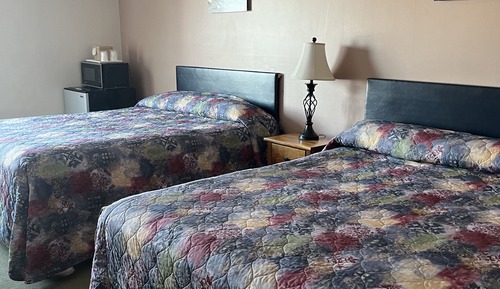 Habitación básica, 2 camas de matrimonio, no fumadores, vistas a la ciudad (Pet Friendly)