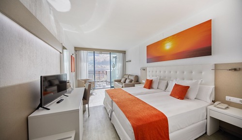 Habitación cuádruple superior, balcón, vistas al mar (2 adultos y 2 niños)