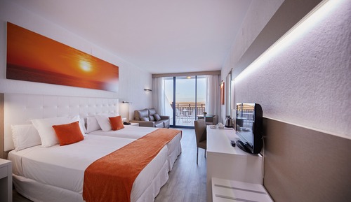 Habitación cuádruple superior, balcón (2 adultos y 2 niños)