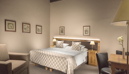 Habitación superior con 1 cama doble o 2 individuales, en edificio anexo