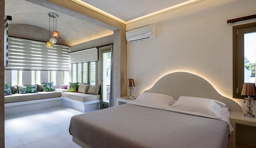 Suite junior, bañera de hidromasaje, vistas a la piscina