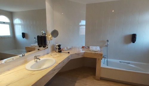 Comfort Twin Room with Pool Views (No Lift)