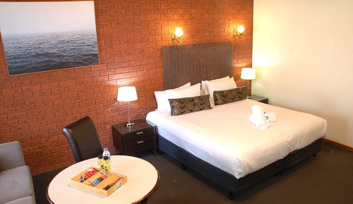 Habitación Deluxe con 2 camas individuales, varias camas, vistas al patio