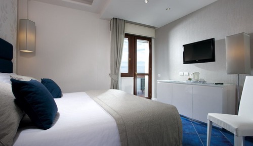 Habitación estándar doble, balcón, vistas parciales al mar (Adults Only)