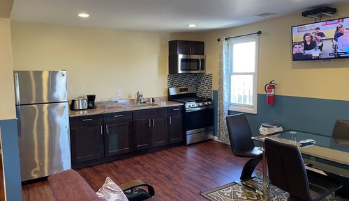 Apartamento superior, 2 habitaciones, cocina básica, planta baja