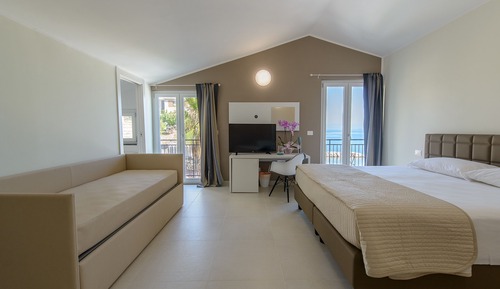 Habitación cuádruple superior, patio, vistas al mar (Brown)