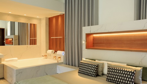 Suite Grand, 1 cama de matrimonio grande, 2 baños, vistas al puerto deportivo