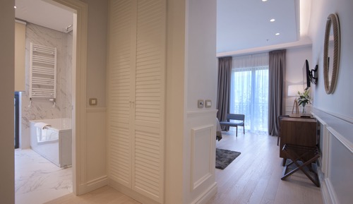 Habitación superior con 1 cama doble o 2 individuales, balcón, vistas al parque