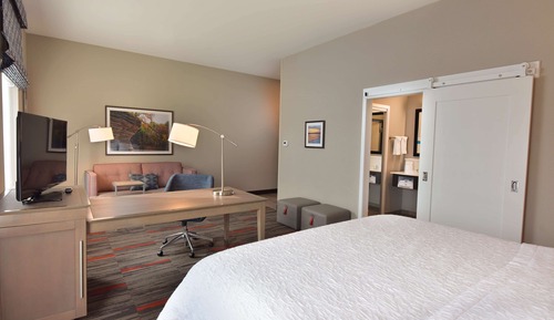 Suite estudio, 1 cama de matrimonio grande, frigorífico y microondas (Wet Bar)