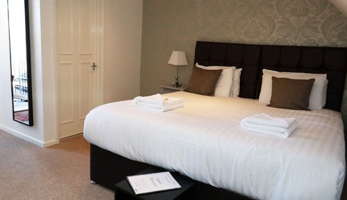 Habitación estándar con 1 cama doble o 2 individuales (with shower)