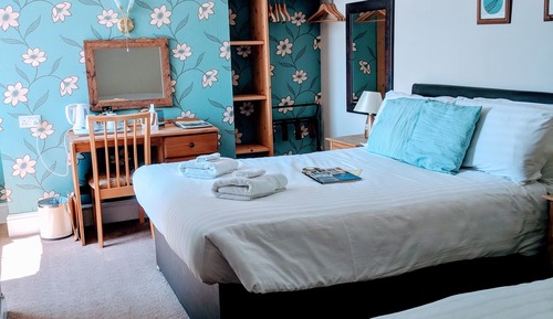 Habitación superior con 1 cama doble o 2 individuales (Second Floor)