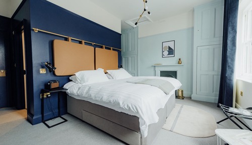 Habitación superior con 1 cama doble o 2 individuales, baño privado